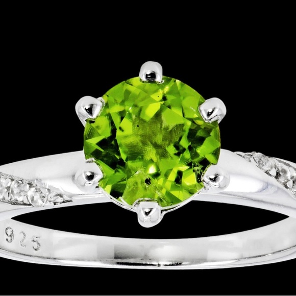 1.20 ctw Peridot Solid Sterling Silver Ring - Picture 4 of 5